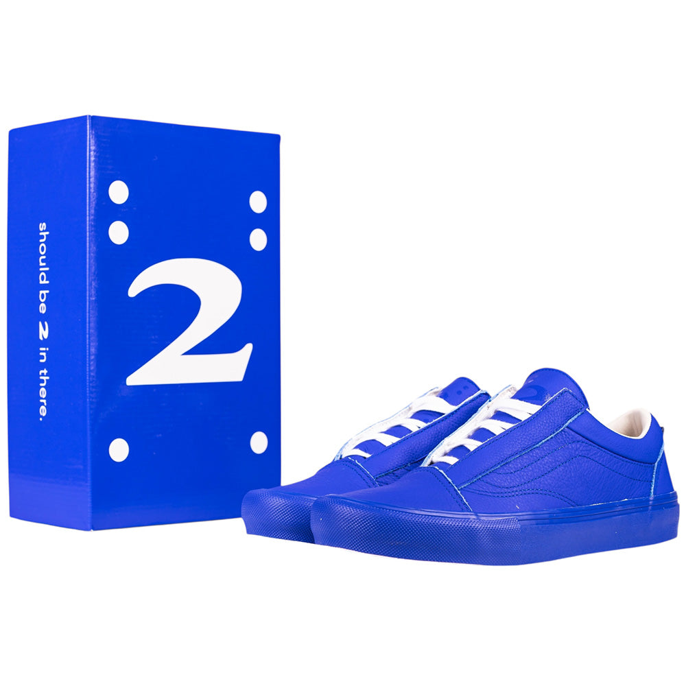 A pair of Skate Old Skool Vans VN000EC6NAV1 Chillie 2 Risers Navy White skateboarding shoes with excellent grip sits next to a box.