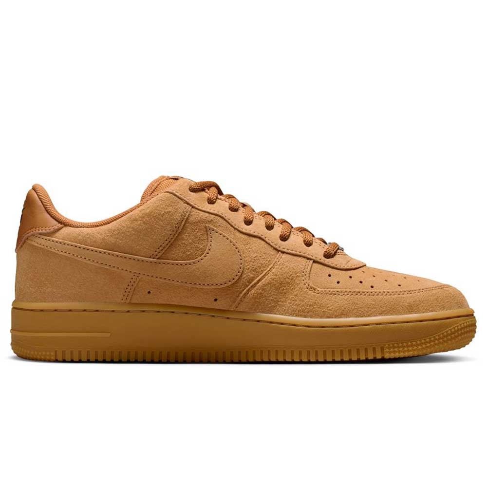 Side view of Air Force 1 Flax Black Gum Light Brown HM8517200 Nike SB suede skateboarding shoe in tan with matching laces, gum rubber sole, and Nike Air cushioning, displayed against a white background.