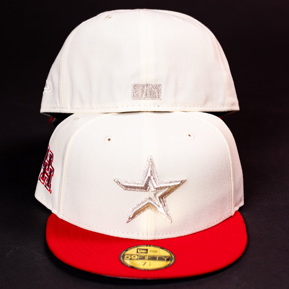 Two “The Carter Chrome Scarlet Houston Cougars New Era Hat 5950 Fitted” caps are displayed against a black background. The front cap features a white crown with a striking red brim and showcases a silver outlined star emblem inspired by the Houston Cougars’ spirit, while the back cap is positioned to reveal its rear design.