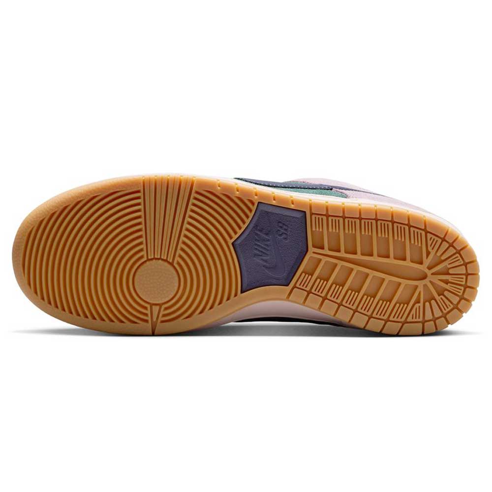 The image shows the sole of the Minereal Slate Dark Raisin Dunk Low Pro HQ1625300 Suede Skateboarding, featuring a gum rubber color with a blue arch, circular and grooved tread patterns, and the Nike SB logo embossed at the center.