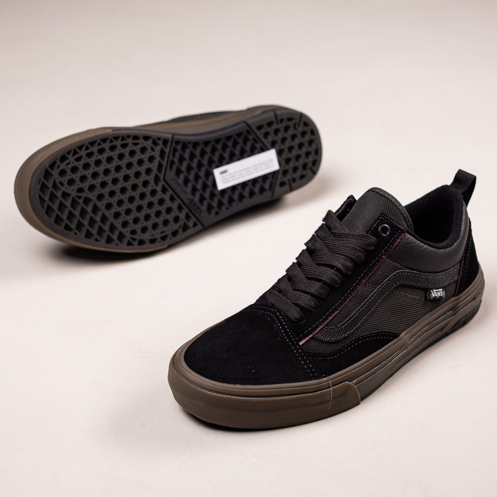 A pair of Vans Wafflecup Old Skool Black Dark Gum VN000EB739L1 suede skate shoes, featuring black low-top uppers and brown gum Wafflecup soles. One shoe shows the side and top; the other displays the textured sole design.