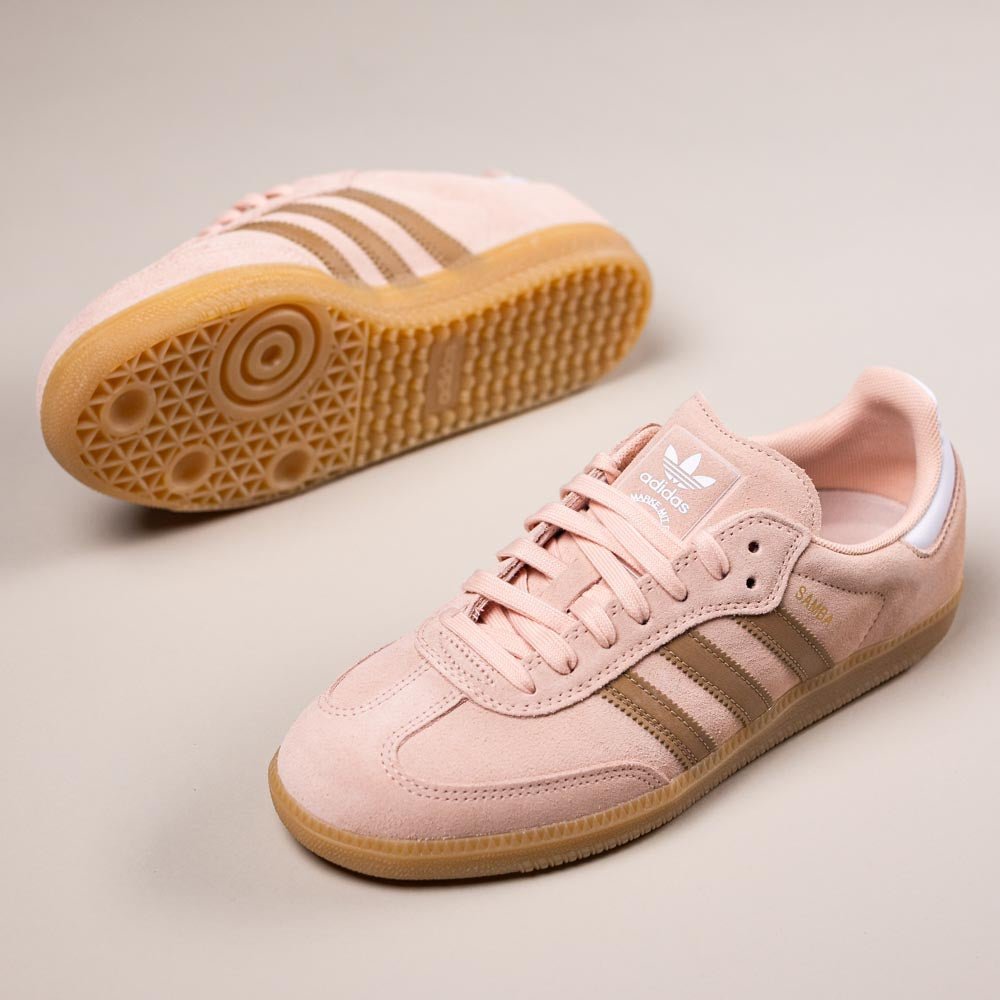 The KI5090 Pink Gum Samba ADV Adidas Skateboarding Suede Shoes feature light pink suede, tan stripes, and gum soles. Shown on a neutral background—one upright, one on its side to reveal the sole—these are perfect for skate style.