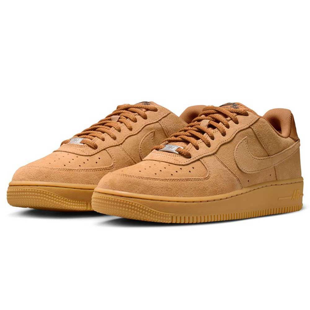 The Air Force 1 Flax Black Gum Light Brown HM8517200 Nike SB suede skateboarding shoes feature a tan upper, matching laces, gum rubber soles, and a Nike swoosh logo on the sides, shown against a white background.