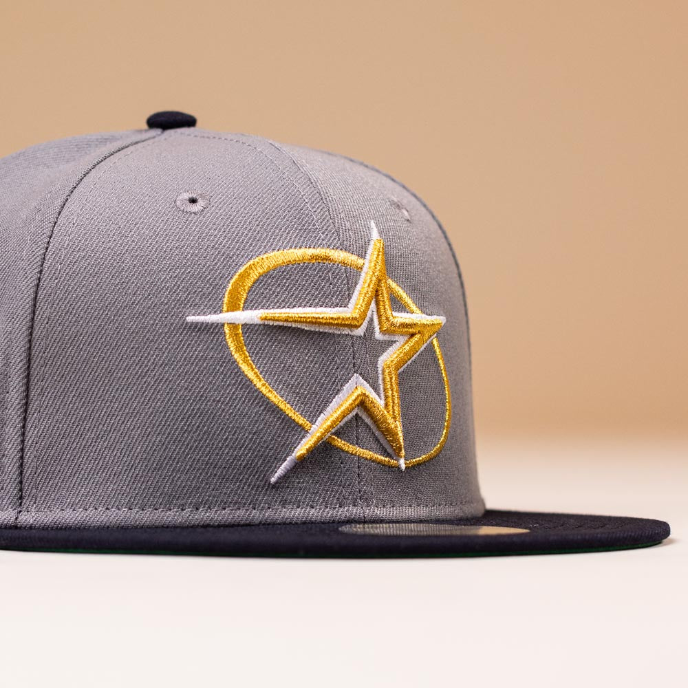 The Gray Navy Circle Star Houston Astros New Era 5950 Fitted Hat features a sleek design with star embroidery on the front, perfect for fans and ideal for batting practice.
