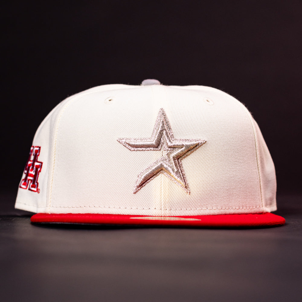 The Carter Chrome Scarlet Houston Cougars New Era Hat 5950 Fitted is a white baseball cap with a silver star emblem on the front and a bold red brim, showcased strikingly against a dark background.