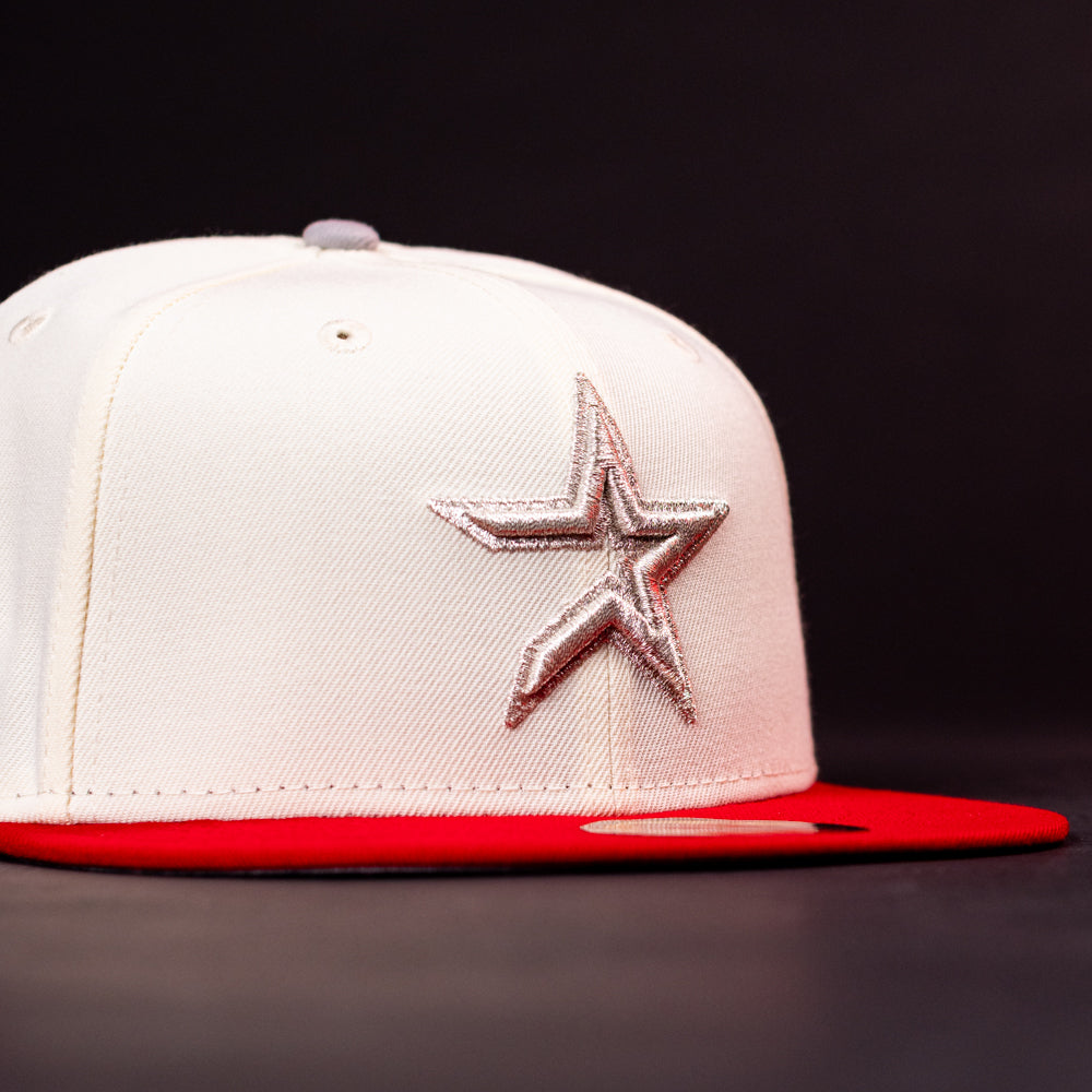 Introducing The Carter Chrome Scarlet Houston Cougars New Era Hat 5950 Fitted: a striking white fitted cap featuring a bold red brim and an eye-catching silver star logo embroidered on the front, showcased against a sleek black background—an ideal choice for Houston Cougars fans aiming to enhance their game day look.