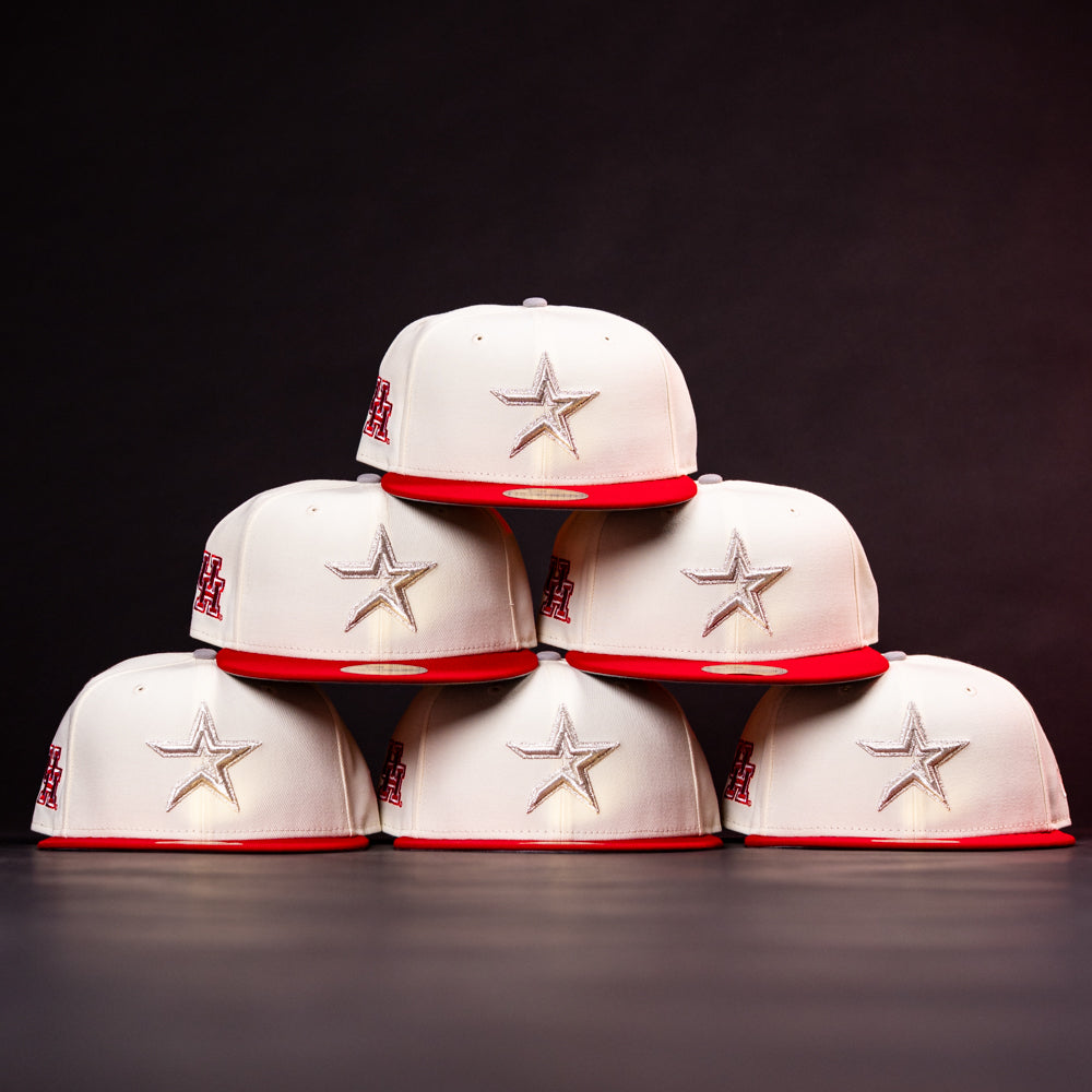 Six The Carter Chrome Scarlet Houston Cougars New Era Hat 5950 Fitted caps—white with red brims and a silver star on the front—are arranged in a pyramid shape against a dark background. These hats deliver bold, contemporary style, making them the perfect standout headwear choice for Houston Cougars fans.
