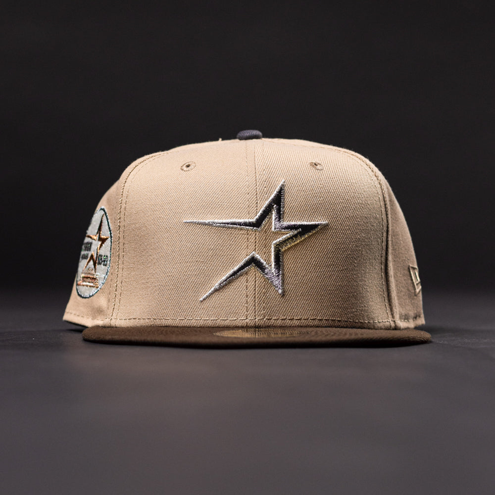 The La Playa Roja 35th Red Camel Houston Astros New Era Hat 5950 Fitted features a black and white star logo on the front and a circular patch on the side, shown against a dark background—perfect for Astros fans.