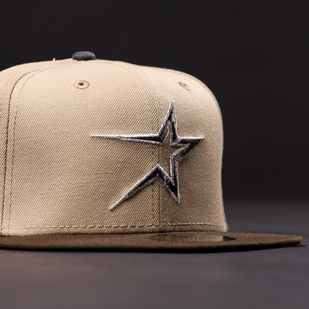 The La Playa Roja 35th Red Camel Houston Astros New Era 5950 Fitted Hat features a bold star logo on the front, showcased against a dark background.