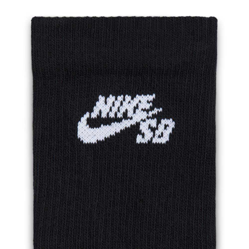A close-up of a black Nike SB Everyday Elevated Crew Sock from the IR1328900 3 Pack, featuring the white “NIKE” and swoosh logo above the letters “SB” knitted near the top. Made with Dri-FIT technology to help keep your feet dry and comfortable during workouts.