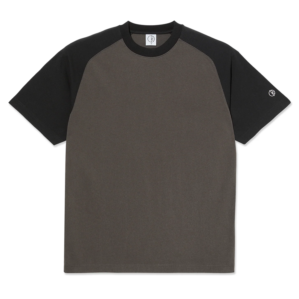 The Polar Tee Doe Dirty Black Black is a loose-fit, short-sleeved cotton double jersey T-shirt with a dark brown body, black raglan sleeves, a round black collar, and a small white embroidered logo on the left sleeve.