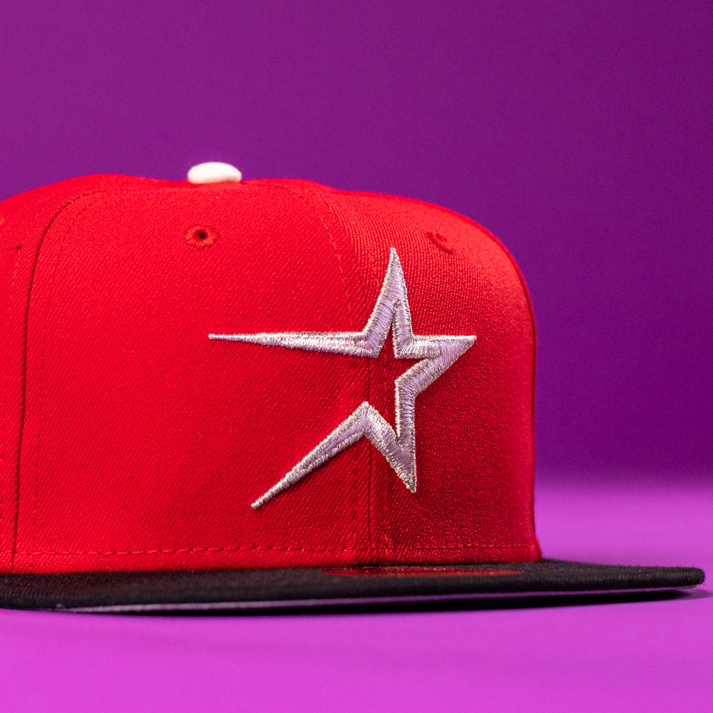 The Sabor Fresa New Era Red Houston Astros 5950 fitted hat features a black flat brim and a silver star logo against a vibrant purple background.