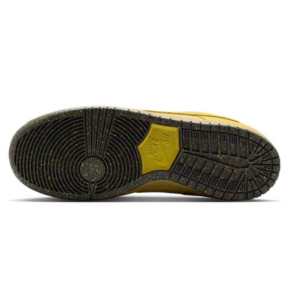 The image shows the sole of the Saffron Quartz Pear Hatch Chili Dunk Low Pro IO0427300 Nike SB Skateboarding Shoes, featuring a black and yellow-speckled design with textured tread patterns and the Nike SB logo embossed in the center.